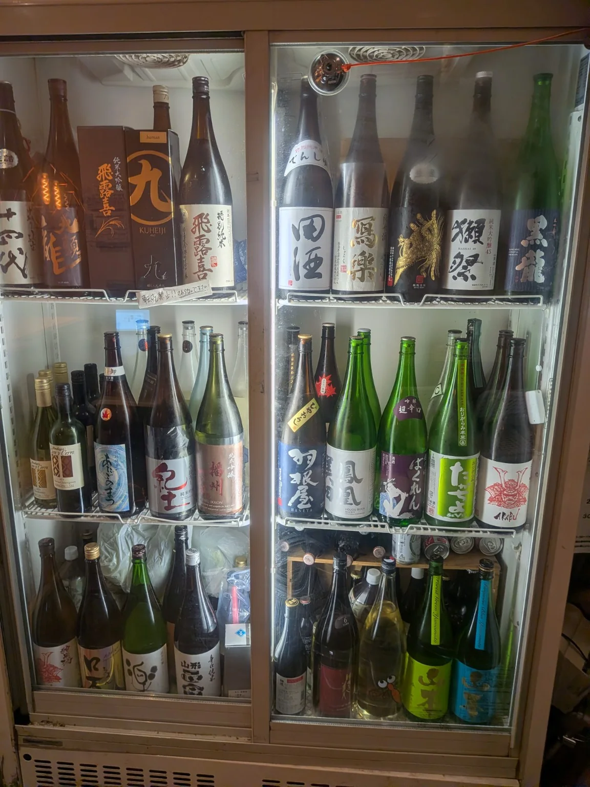 WBAR晴海店の日本酒冷蔵庫。田酒、写楽、獺祭など多数の日本酒を保管
