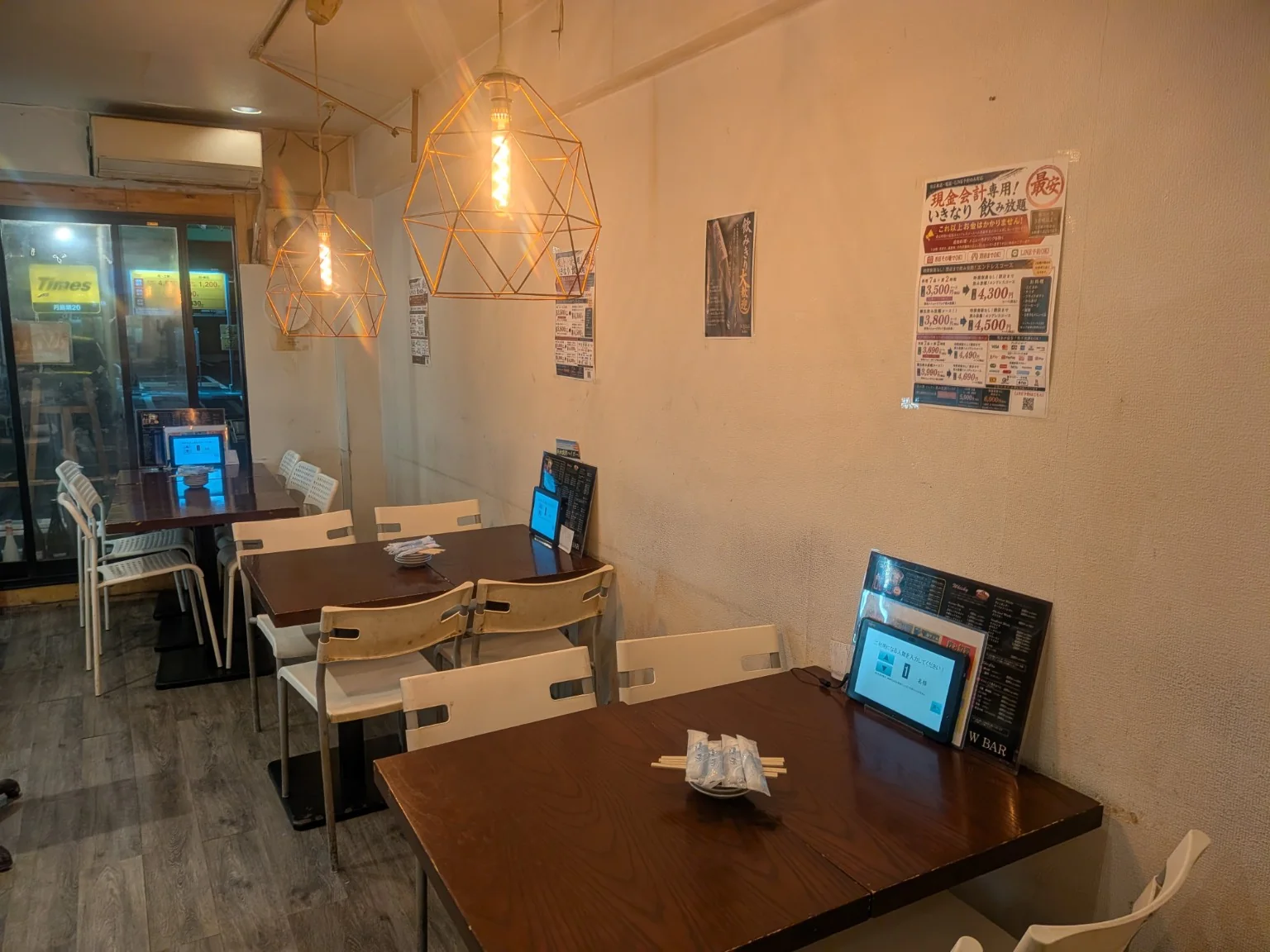 WBAR晴海店のテーブル席。月島・勝どきの会社宴会やグループ飲み会向け